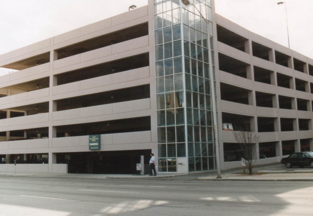 CANYON TONE STAIN - акриловый полимер на водной основе, смешенный с силиконовой смолой,  предназначен для создания покрытия  с водоотталкивающим, устойчивым цветом отделки. CANYON TONE STAIN образует тонкий гидрофобный слой покрытия.  Материал наносится на бетон, сборный железобетон, кирпич и штукатурку. Продукт доступен в широком диапазоне цветов.CANYON TONE STAIN основе растворителя - акриловый метилметакрилат, предназначен для придания обрабатываемой поверхности водоотталкивающих свойств и устойчивого цвета.