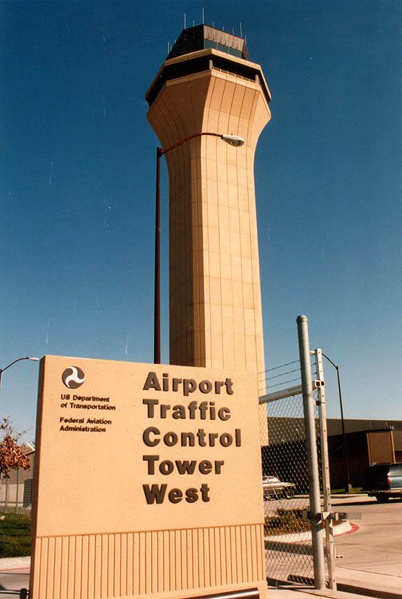 CANYON TONE STAIN - акриловый полимер на водной основе, смешенный с силиконовой смолой,  предназначен для создания покрытия  с водоотталкивающим, устойчивым цветом отделки. CANYON TONE STAIN образует тонкий гидрофобный слой покрытия.  Материал наносится на бетон, сборный железобетон, кирпич и штукатурку. Продукт доступен в широком диапазоне цветов.CANYON TONE STAIN основе растворителя - акриловый метилметакрилат, предназначен для придания обрабатываемой поверхности водоотталкивающих свойств и устойчивого цвета.