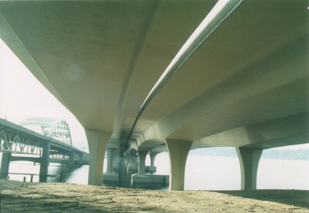 CANYON TONE STAIN - акриловый полимер на водной основе, смешенный с силиконовой смолой,  предназначен для создания покрытия  с водоотталкивающим, устойчивым цветом отделки. CANYON TONE STAIN образует тонкий гидрофобный слой покрытия.  Материал наносится на бетон, сборный железобетон, кирпич и штукатурку. Продукт доступен в широком диапазоне цветов.CANYON TONE STAIN основе растворителя - акриловый метилметакрилат, предназначен для придания обрабатываемой поверхности водоотталкивающих свойств и устойчивого цвета.