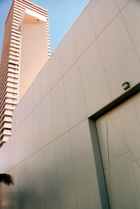 Aquathon 100% акриловое эластомерное покрытие используется на монолитном бетоне, штукатурки, кирпиче и блоках, а также может быть использовано на деревянных поверхностей.Aquathon это &laquo;дышащая&raquo; мембрана, которая обладает паропроницаемостью, оставаясь невосприимчивой к проникновению влаги извне, даже при неблагоприятных условиях, таких как ветер с дождем. Покрытие постоянно остается эластичным и гибким на основе.  Aquathon применяется для гидроизоляции вертикальных бетонных и каменных строительных экстерьеров и может покрыть существующие трещины и ремонтируемые участки. Aquathon обеспечивает длительный срок эксплуатации и  эстетичность  всех видов бетонных, каменных поверхностях, древесины и древесно-стружечных плит AQUATHON 150 является 100%  акриловая система предназначена для гидроизоляции внешних вертикальных поверхностей.AQUATHON 150  обладает способностью равномерно покрывать профиль текстурированных основ, образуя непрерывную мембрану устойчивую ко всем формам проявления погоды и атмосферным осадкам.