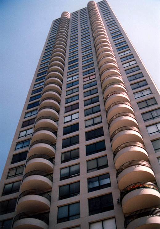 Aquathon 100% акриловое эластомерное покрытие используется на монолитном бетоне, штукатурки, кирпиче и блоках, а также может быть использовано на деревянных поверхностей.Aquathon это &laquo;дышащая&raquo; мембрана, которая обладает паропроницаемостью, оставаясь невосприимчивой к проникновению влаги извне, даже при неблагоприятных условиях, таких как ветер с дождем. Покрытие постоянно остается эластичным и гибким на основе.  Aquathon применяется для гидроизоляции вертикальных бетонных и каменных строительных экстерьеров и может покрыть существующие трещины и ремонтируемые участки. Aquathon обеспечивает длительный срок эксплуатации и  эстетичность  всех видов бетонных, каменных поверхностях, древесины и древесно-стружечных плит AQUATHON 150 является 100%  акриловая система предназначена для гидроизоляции внешних вертикальных поверхностей.AQUATHON 150  обладает способностью равномерно покрывать профиль текстурированных основ, образуя непрерывную мембрану устойчивую ко всем формам проявления погоды и атмосферным осадкам.